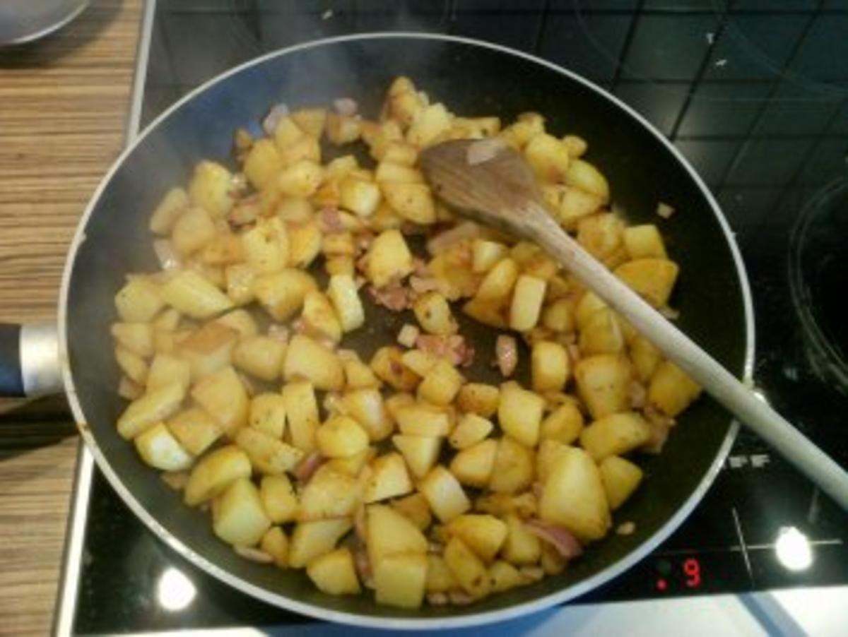 "HAUPTGERICHT" Bratkartoffeln mit Wurstsalat - Rezept - Bild Nr. 4