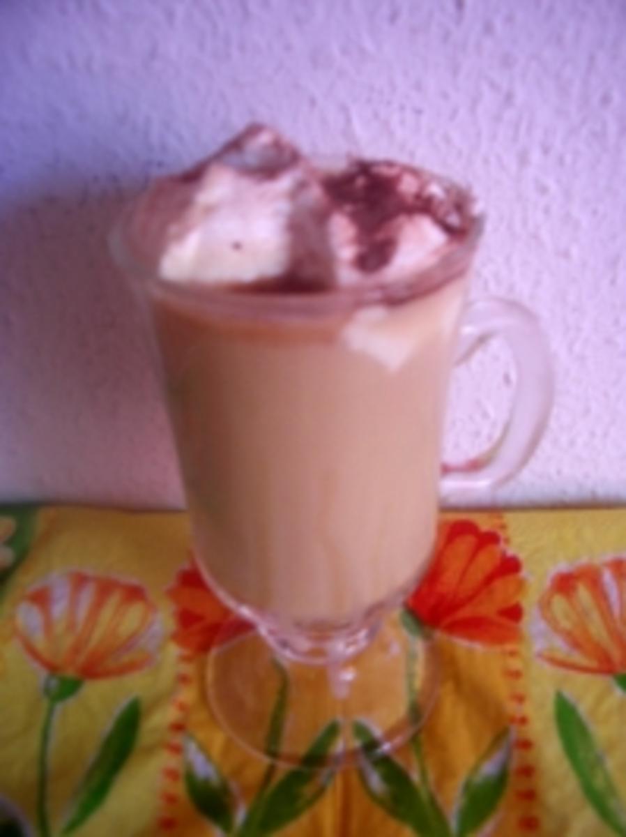 Eierlikör-Kaffee mit Sahnehaube - Rezept