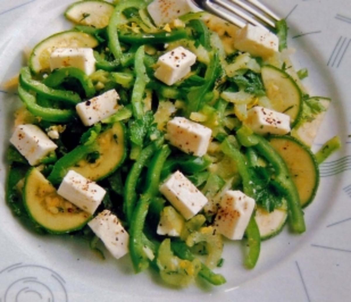 Paprika Salat mit Zucchini und Käse - Rezept - kochbar.de