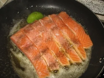 Rezept: Wildkräutersalat mit Lachsstreifen Wildkräutersalat mit Lachsstreifen - Rezept