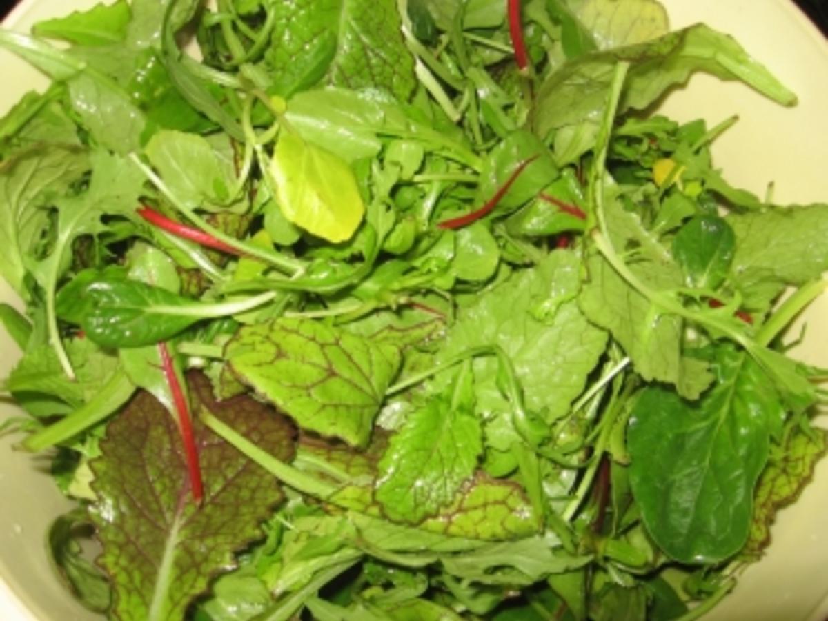Wildkräutersalat mit Lachsstreifen - schnell &amp; einfach - von steffinrw