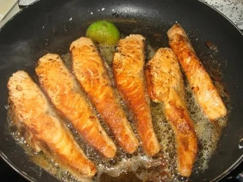 Rezept: Wildkräutersalat mit Lachsstreifen Wildkräutersalat mit Lachsstreifen - Rezept