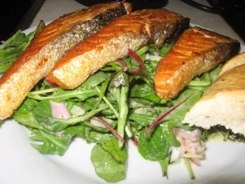 Rezept: Wildkräutersalat mit Lachsstreifen Wildkräutersalat mit Lachsstreifen - Rezept