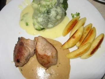 Medaillions vom Schwein mit Broccoli -Gemüse, Schupfnudeln und zweierlei Saucen - Rezept