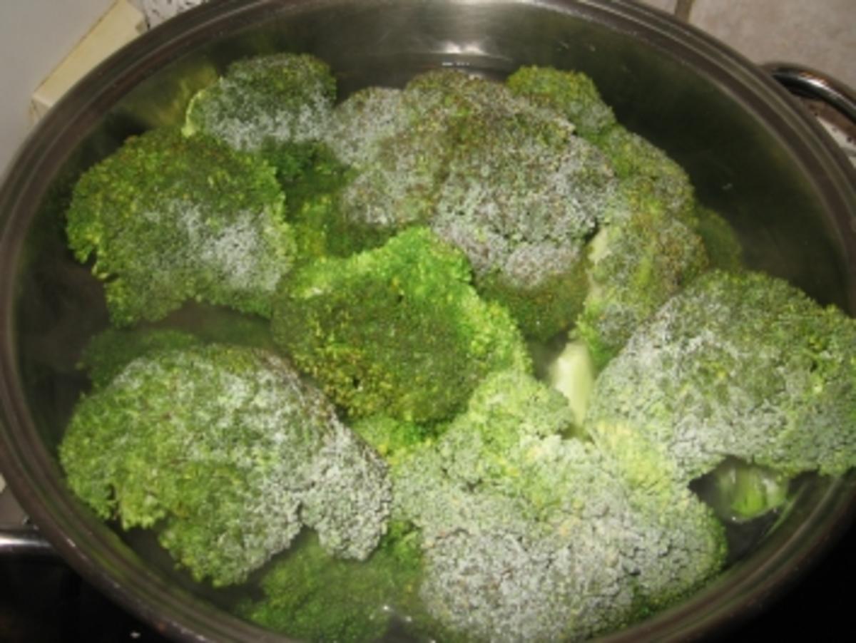 Medaillions vom Schwein mit Broccoli -Gemüse, Schupfnudeln und zweierlei Saucen - Rezept