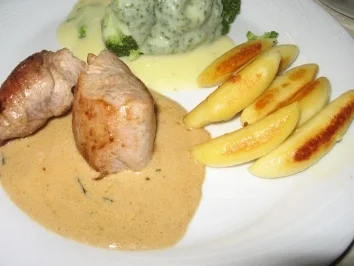 Medaillions vom Schwein mit Broccoli -Gemüse, Schupfnudeln und zweierlei Saucen - Rezept