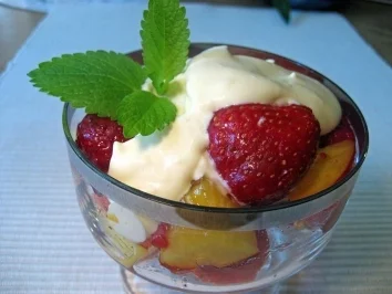 Vanilleschaum mit Erdbeeren und Nektarinen... - Rezept