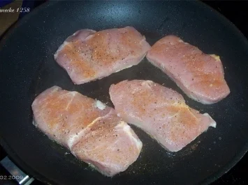 Schweinesteak mit fruchtiger Curry-Rahm-Soße - Rezept