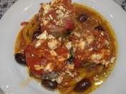 Köfte mit Schafskäse überbacken auf gerösteten Paprika - Rezept