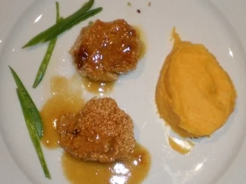 Gambas im Sesammantel auf Karottenkartoffelschaum mit Kokossoße - Rezept