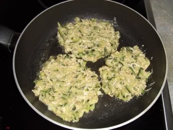 Rezept: Zucchinipuffer Bild Nr. 3 Zucchinipuffer - Rezept - Bild Nr. 3