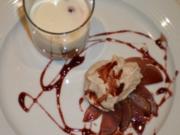 Rotweinbirnen mit Zimtcreme an weißem Schokoladen-Himbeer-Traum - Rezept