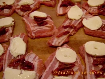 Fleischröllchen mit Tomaten - Mozarella - Füllung - Rezept