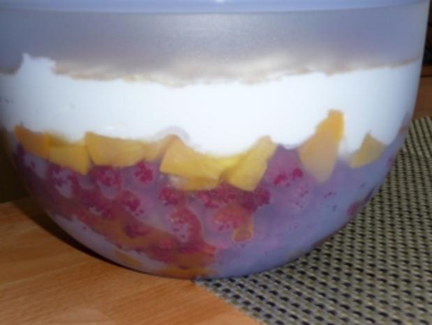 Himbeer - Pfirsich -Joghurt - Schichtquarkspeise - Rezept - kochbar.de