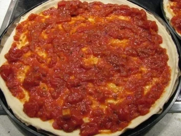 Rezept: Scharfe Pizza mit Pilzen und Salami Scharfe Pizza mit Pilzen und Salami - Rezept