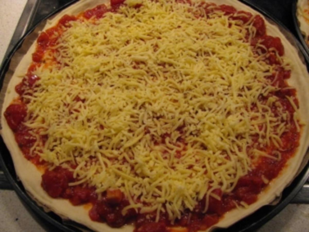 Scharfe Pizza mit Pilzen und Salami - Rezept