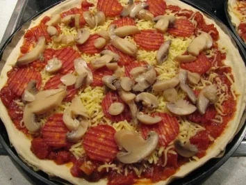 Rezept: Scharfe Pizza mit Pilzen und Salami Scharfe Pizza mit Pilzen und Salami - Rezept