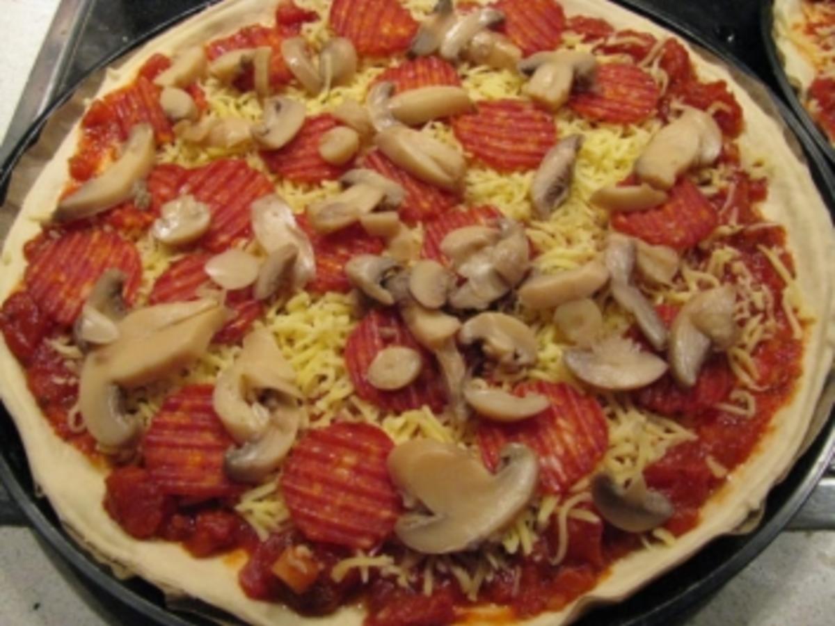 Scharfe Pizza mit Pilzen und Salami - Rezept - kochbar.de