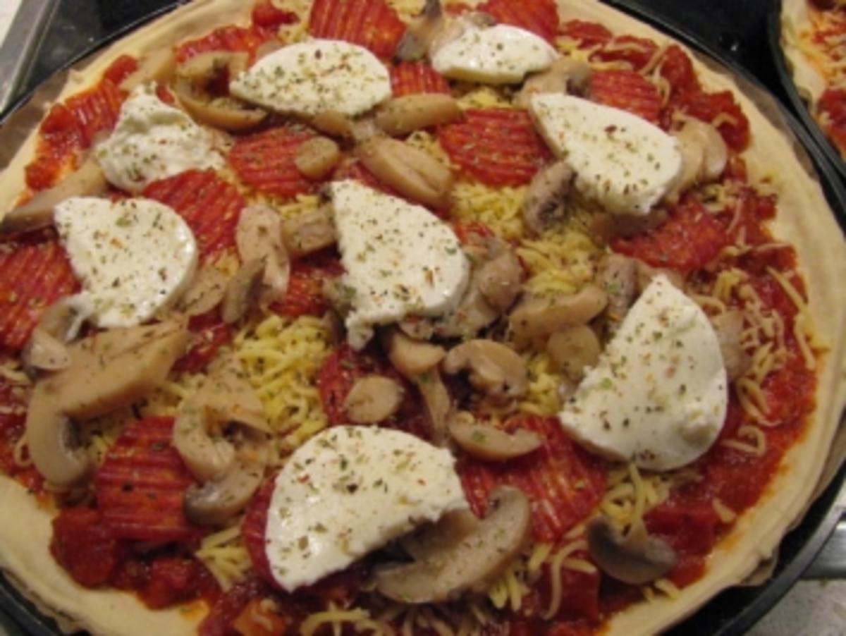 Scharfe Pizza mit Pilzen und Salami - Rezept