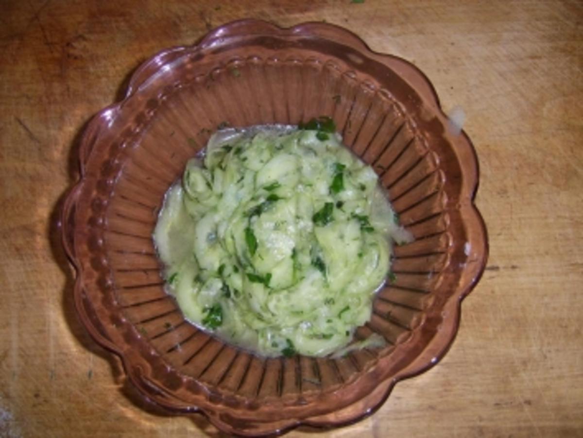 Gurkensalat mit Kräuterdressing - Rezept - kochbar.de