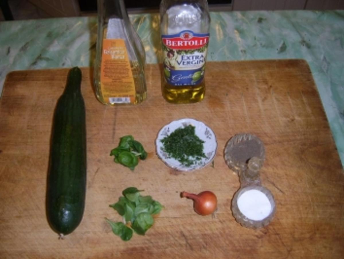 Gurkensalat mit Kräuterdressing - Rezept