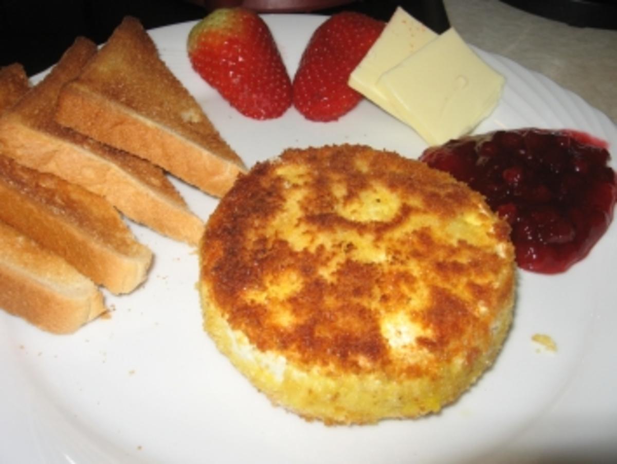 Gebackener Camenbert mit Preiselbeeren und Toast - Rezept - kochbar.de