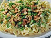 Bandnudeln mit Frühlingszwiebeln und frischen Chamignons - Rezept - Bild Nr. 2