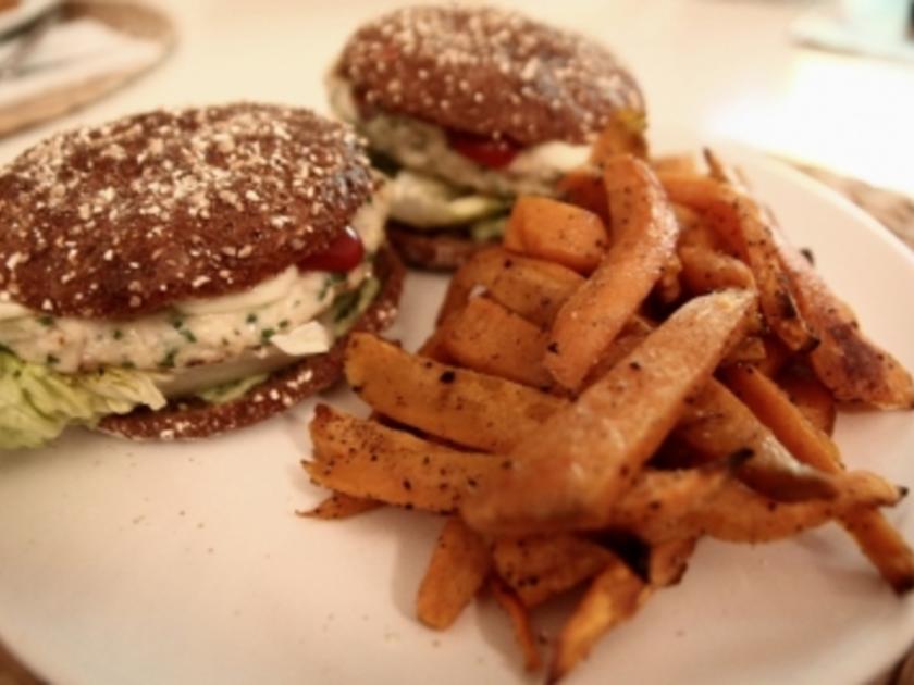 Hähnchenburger mit Süßkartoffeln - schnell &amp; einfach - 114 kcal/100g