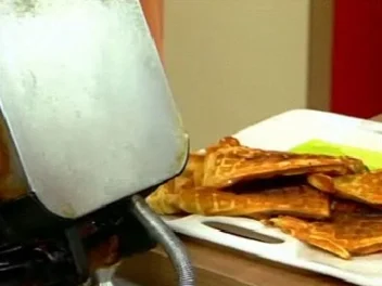 Buttermilch-Waffeln mit marinierten Erdbeeren und Blitz-Erdbeereis - Rezept