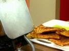 Buttermilch-Waffeln mit marinierten Erdbeeren und Blitz-Erdbeereis - Rezept