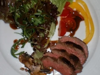 Rezept: Salat mit Rinderstreifen an Senf-Zimtvinaigrette und Champignons Salat mit Rinderstreifen an Senf-Zimtvinaigrette und Champignons - Rezept