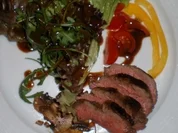 Salat mit Rinderstreifen an Senf-Zimtvinaigrette und Champignons - Rezept