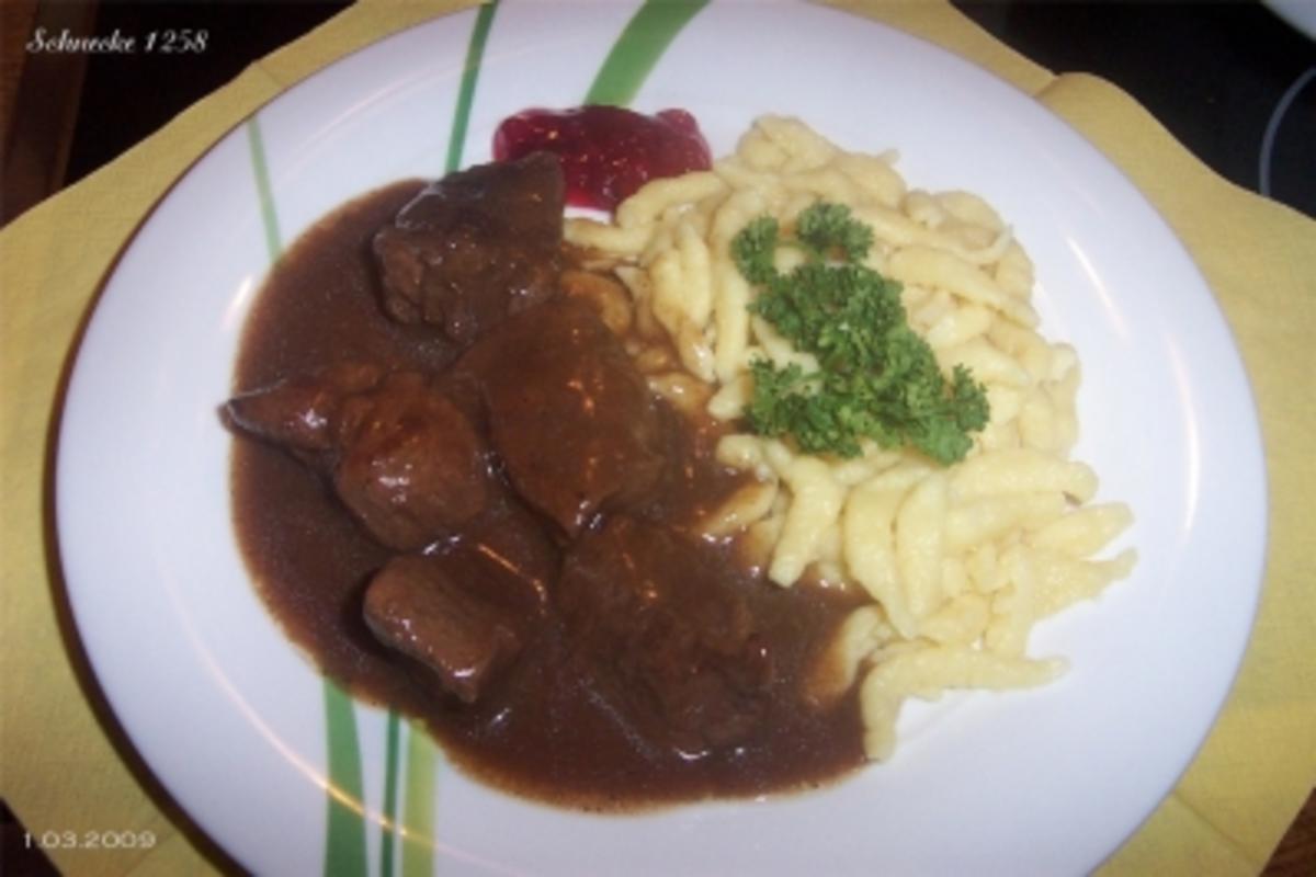 Wildschweingulasch mit Wildschwein Keule frisch, mit Knochen und ...