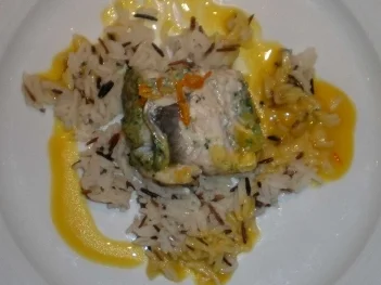 Rezept: Lachsforellenröllchen gefüllt mit Spinat-Seezungenmousse an Safranjus Lachsforellenröllchen gefüllt mit Spinat-Seezungenmousse an Safranjus - Rezept