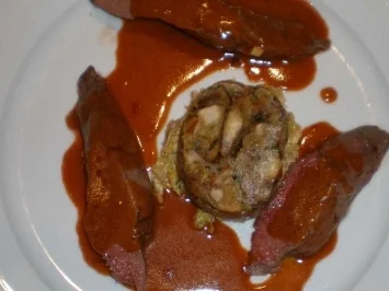 Rezept: Rehrücken mit Brezelmaronentalern auf Wirsingbett Rehrücken mit Brezelmaronentalern auf Wirsingbett - Rezept