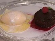 Warmes Schokoladenmousse mit Joghurteis dazu Ananas in einer Kokosmilchmarinade - Rezept