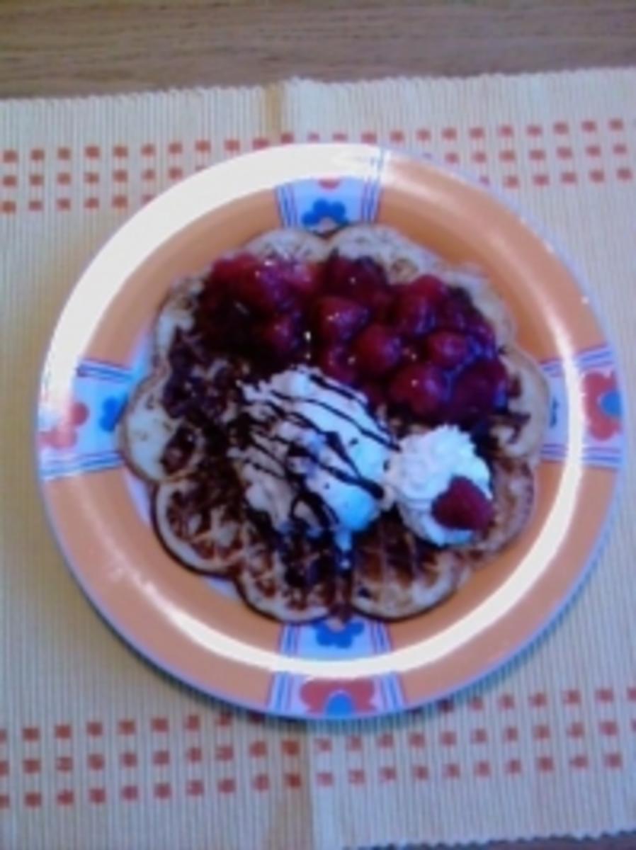 Bilder für Marmorierte Nutella-Waffeln mit beschwipsten Himbeeren - Rezept