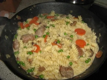 Nudelpfanne mit Bratwurstklößchen - Rezept - Bild Nr. 3