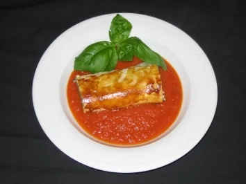 Kartoffel – Spinatstrudel mit Schafskäse auf Tomatensauce - Rezept