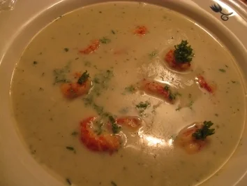 8 Kräutersuppe mit Flußkrebsschwänzen und Noilly Prat verfeinert - Rezept