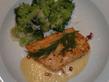 Gegrilltes Lachsfilet in Limettensoße an Parmesan-Brokkoli - Rezept