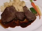 Medaillons vom Känguru, Rind und Reh mit Soßen und Makrobiotikpasta - Rezept