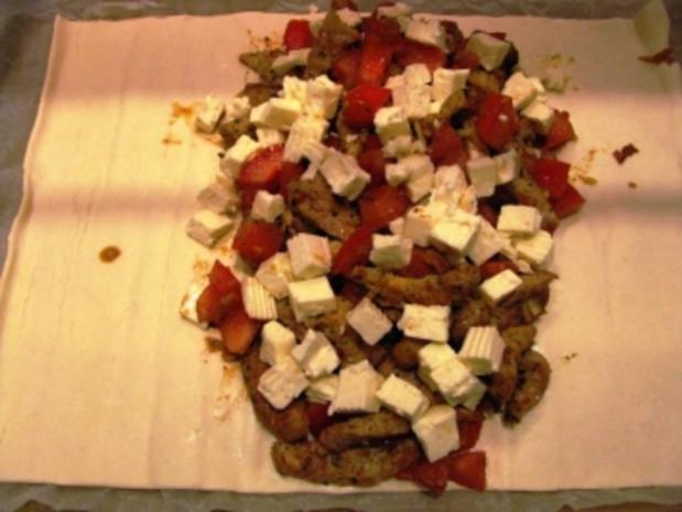 Gyrosstrudel Blätterteig gefüllt mit Gyros, Tomaten und Feta - Rezept ...