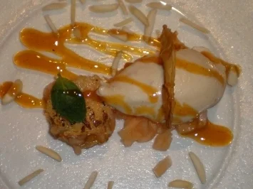 Rezept: Husarenhut mit Honigmelonensalat und Calisson-Eis Husarenhut mit Honigmelonensalat und Calisson-Eis - Rezept