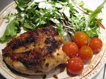 Zitronen-Kräuter-Huhn mit geschmorten Tomaten und Salatbeilage - Rezept