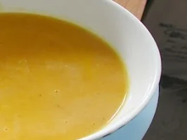Rezept: Feurige Karotten-Orangen-Ingwer Suppe Feurige Karotten-Orangen-Ingwer Suppe - Rezept