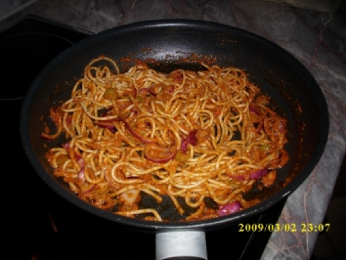 Spaghetti mit Pesto Rosso und grünen Oliven - Rezept