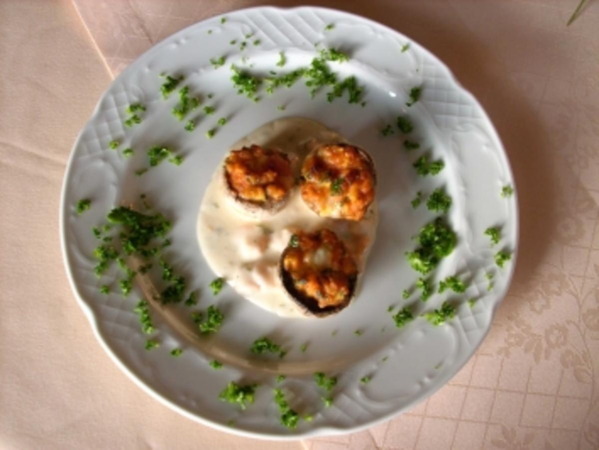 Bilder für Gefüllte Champignons mit Gemüse und Taleggio auf Gorgonzola-Creme - Rezept