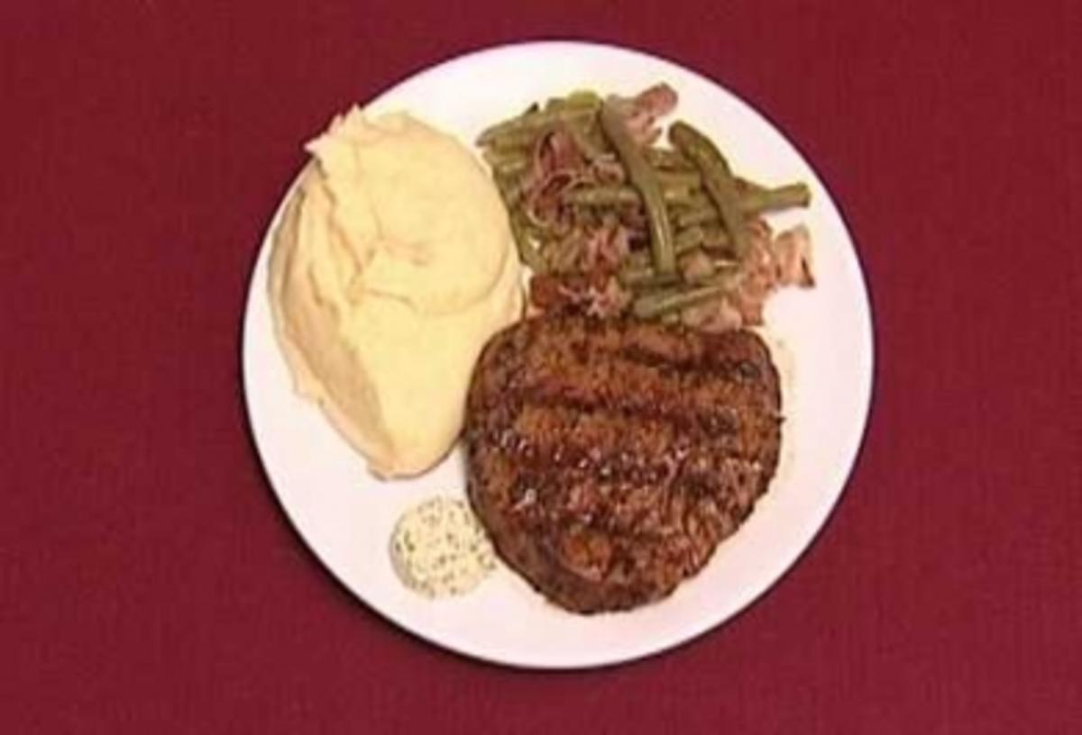 Bilder für Steak, Garlic Smashed Potatoes, Greens and Carrots (Rob Uncles) - Rezept