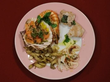 Tintenfisch-Carpaccio, Lachstatar, Tunfisch und Garnelen (Krystian Martinek) - Rezept